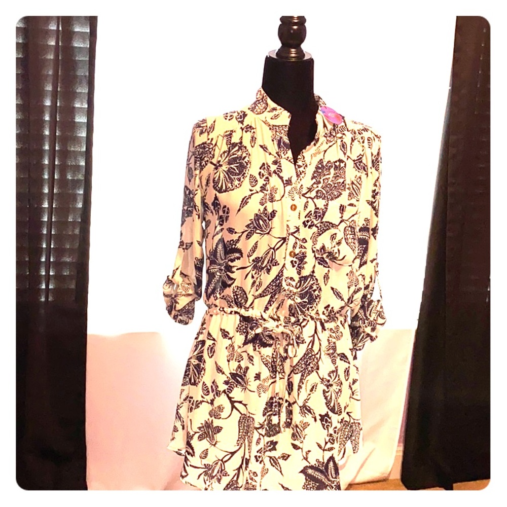 White dress w blue pattern and adjustable sleeves